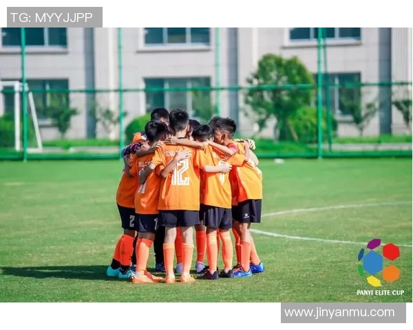 学生模仿足球球星踢技大赛 展现青少年足球梦想与热情