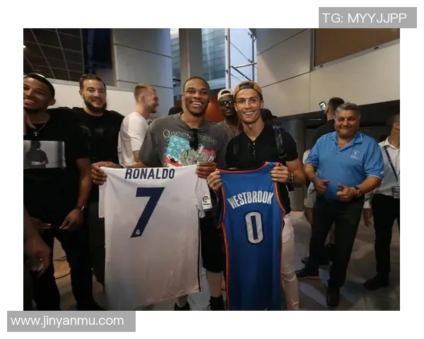 足球球星赛场趣事意外被队友和球迷联手捉弄全场爆笑不断 足球球星赛场趣事意外被队友和球迷联手捉弄全场爆笑不断