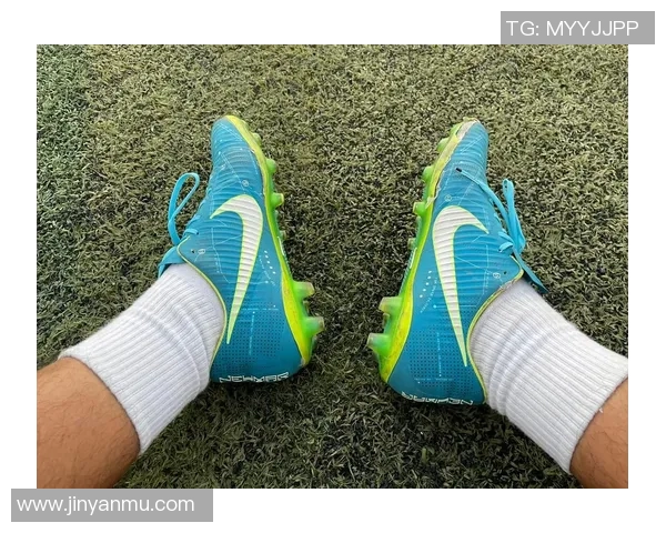 球星上脚高帮足球鞋引领潮流 时尚与性能完美融合 球星上脚高帮足球鞋引领潮流 时尚与性能完美融合